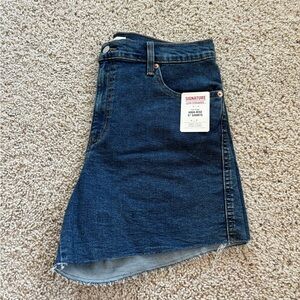 Signature Levi High-Rise Jean Shorts! NEW WITH TAGS (size L)